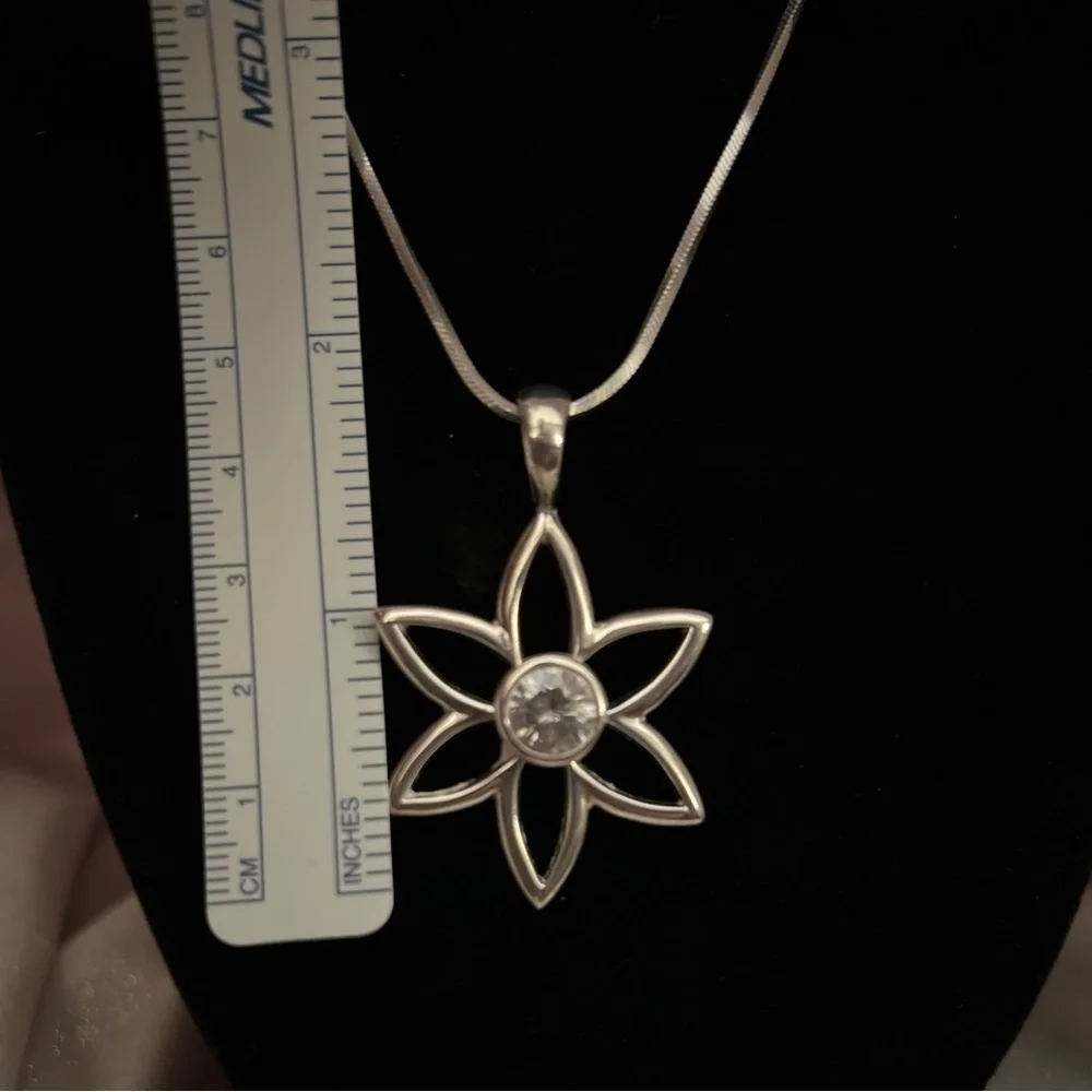 Silpada 925 sterling silver CZ Daisy Flower Floral Necklace Pendant S1195